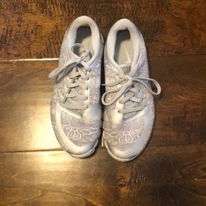 Silver & gray nike tennis shoes